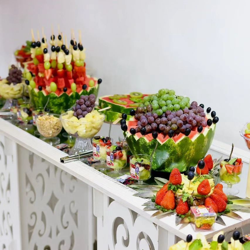 decoração mesa frutas virada