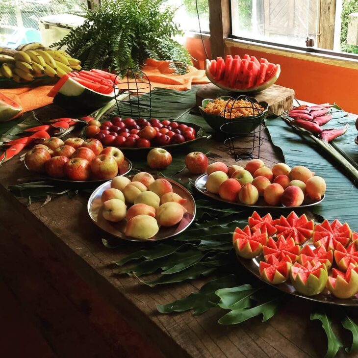 como fazer mesa de frutas barata