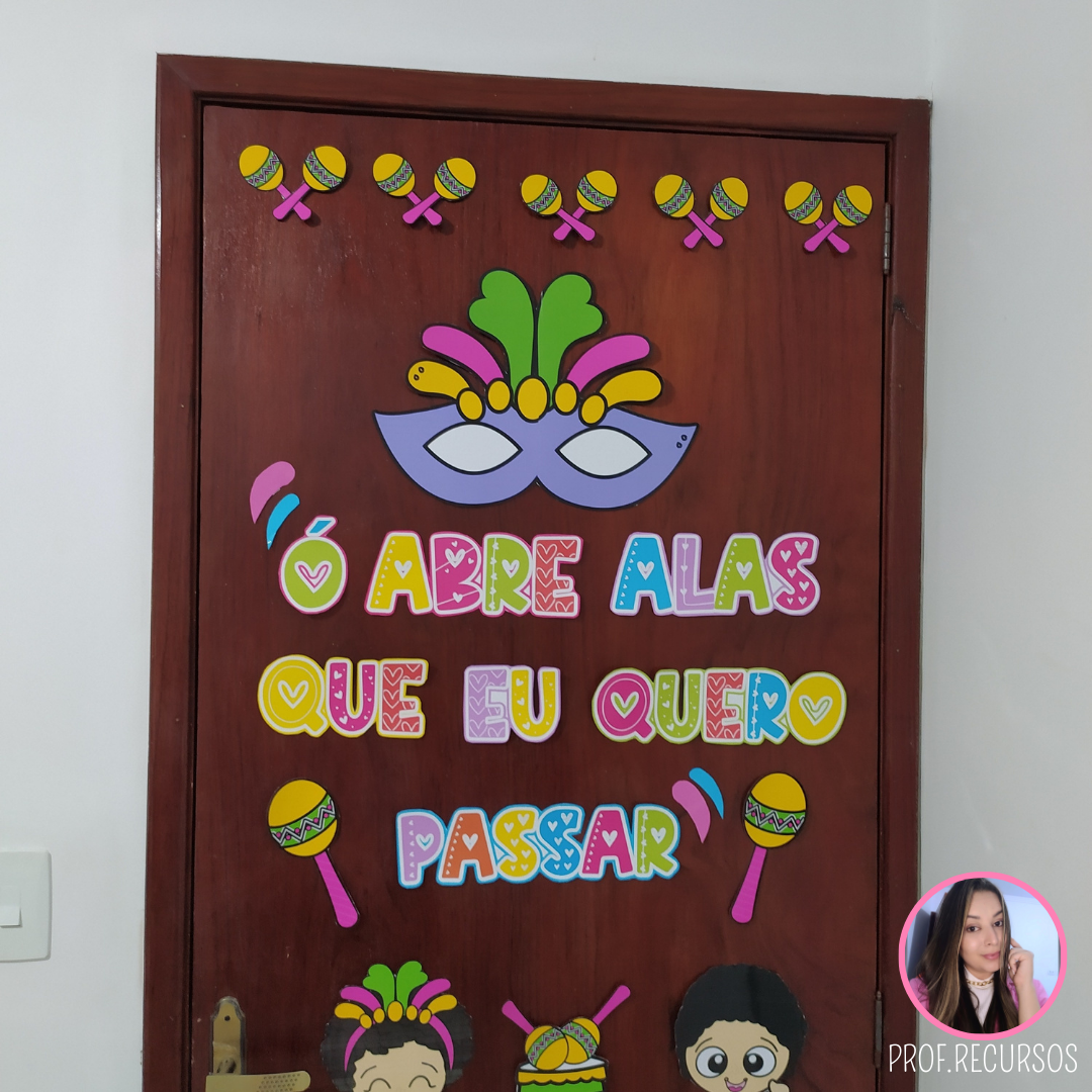 painel de carnaval com materiais reciclados