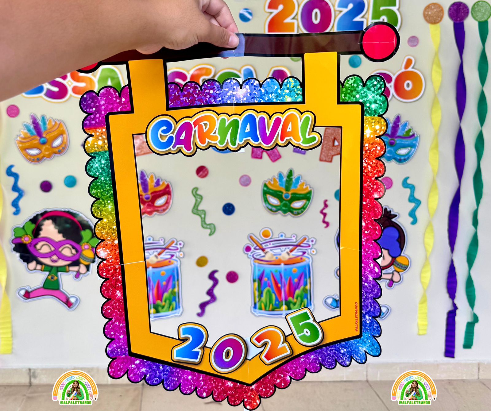 painel de carnaval com materiais reciclados