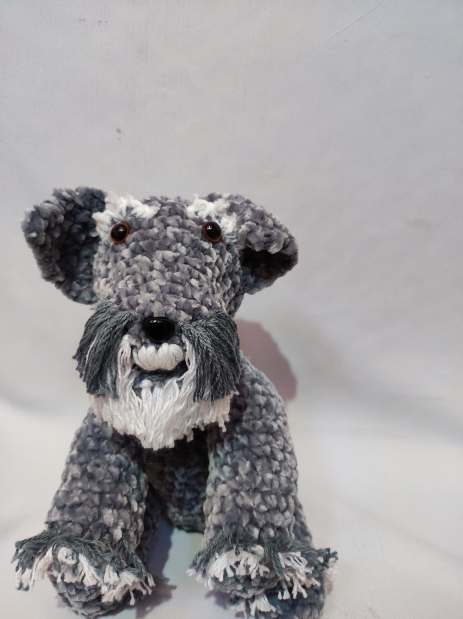Schnauzer amigurumi escovado