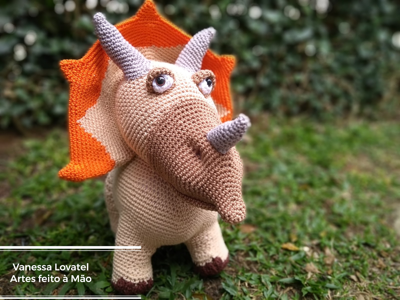 triceratops amigurumi realista