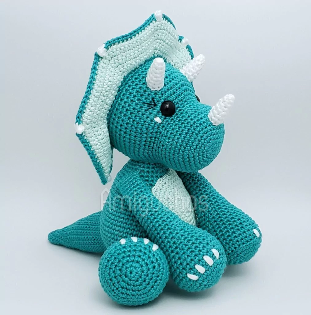 triceratops amigurumi presente