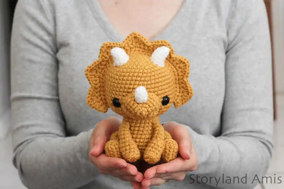 como fazer triceratops de crochê